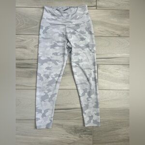 Onzie Women's Gray Camo Leggings